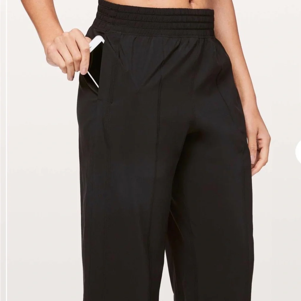 Lululemon | Wanderer Crop (Black) Size 6 EUC -Swift Ultra Light -Style # W6BA8S - Picture 3 of 12